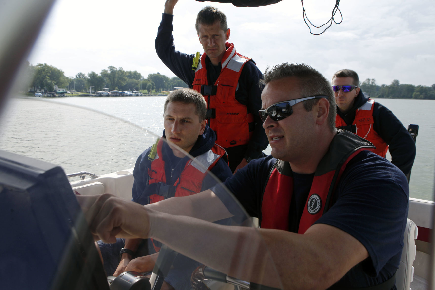 Dive crews train on Cedar Lake